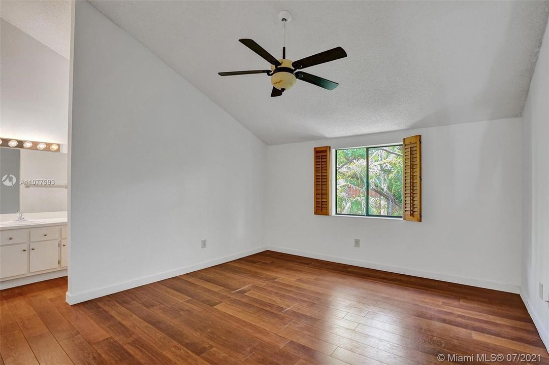 Недавно продано: $299,000 (2 спален, 2 ванн, 1290 Квадратных фут)