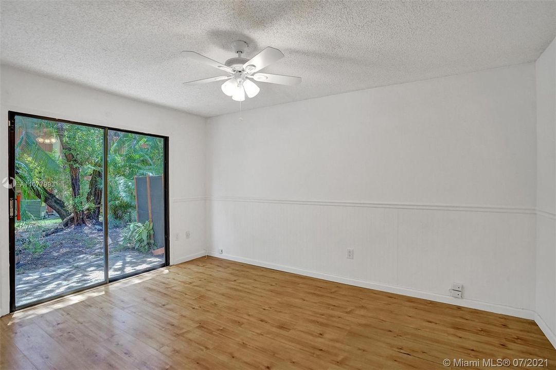 Недавно продано: $299,000 (2 спален, 2 ванн, 1290 Квадратных фут)