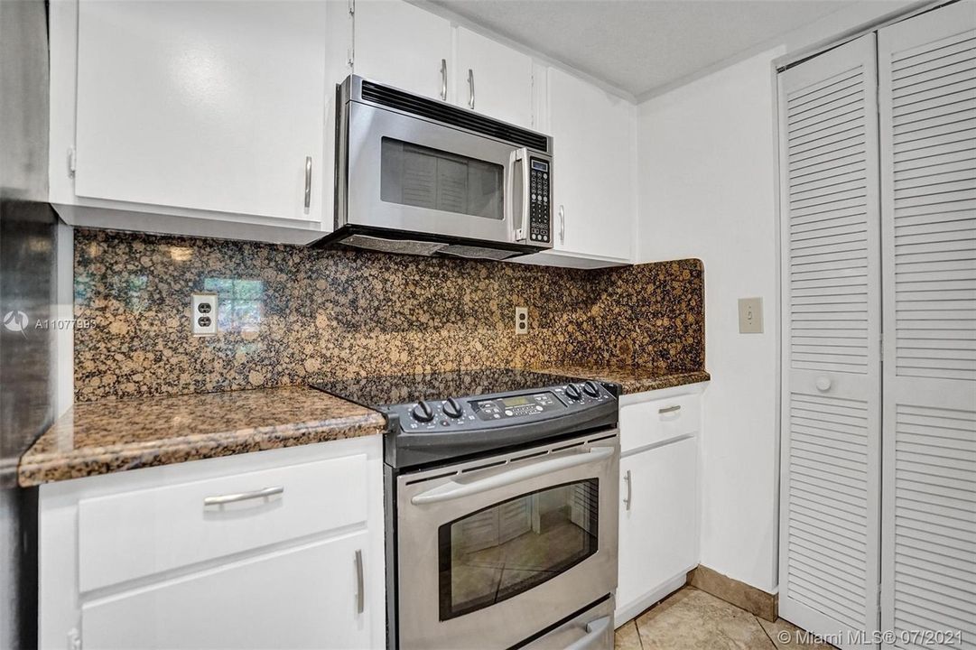 Недавно продано: $299,000 (2 спален, 2 ванн, 1290 Квадратных фут)