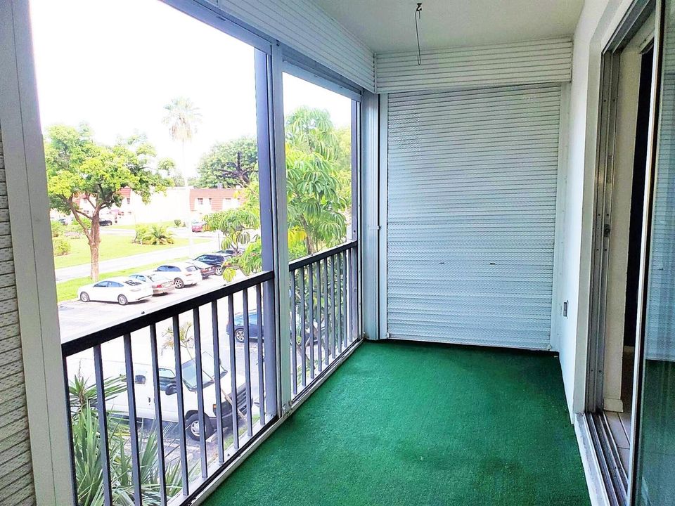 Balcony R
