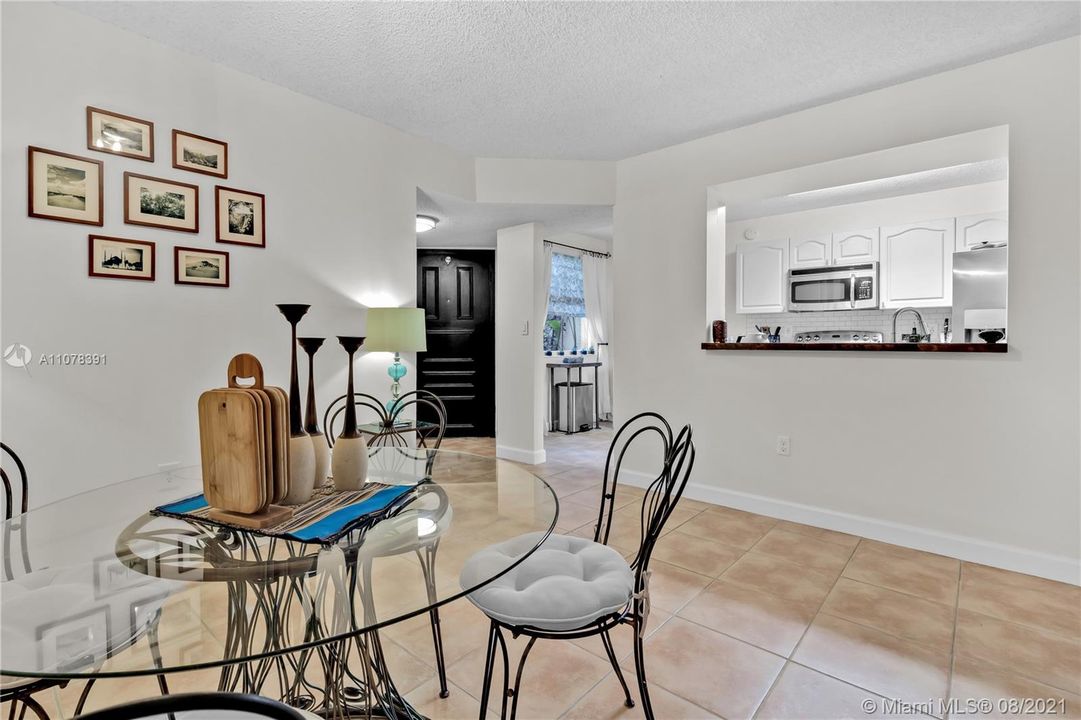 Недавно продано: $240,000 (1 спален, 1 ванн, 899 Квадратных фут)