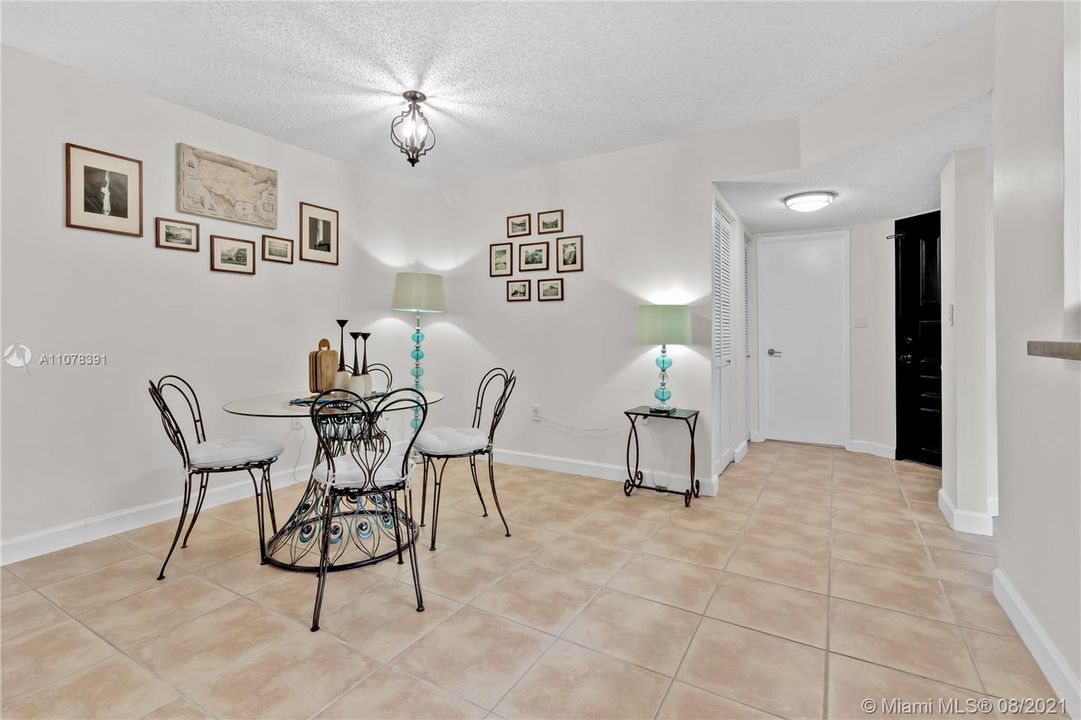 Недавно продано: $240,000 (1 спален, 1 ванн, 899 Квадратных фут)