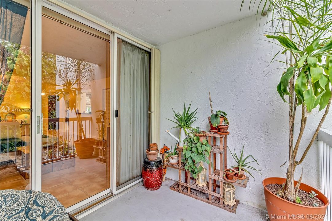 Недавно продано: $240,000 (1 спален, 1 ванн, 899 Квадратных фут)