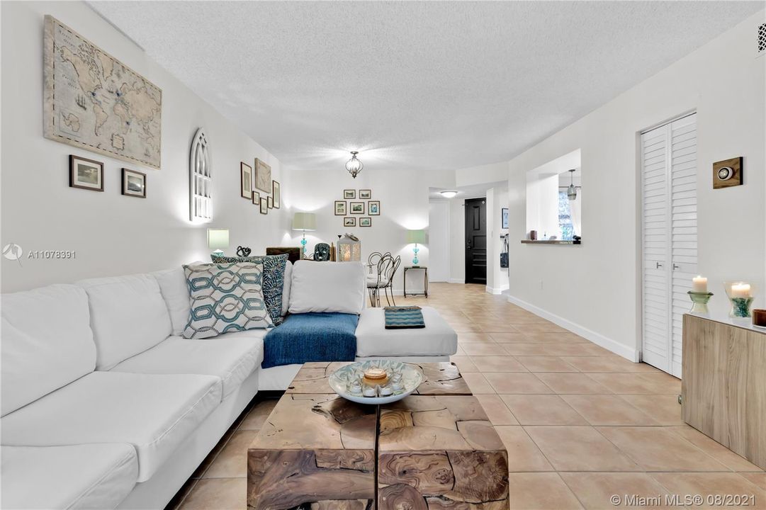 Недавно продано: $240,000 (1 спален, 1 ванн, 899 Квадратных фут)