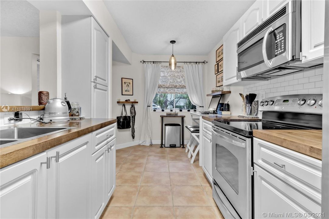 Недавно продано: $240,000 (1 спален, 1 ванн, 899 Квадратных фут)