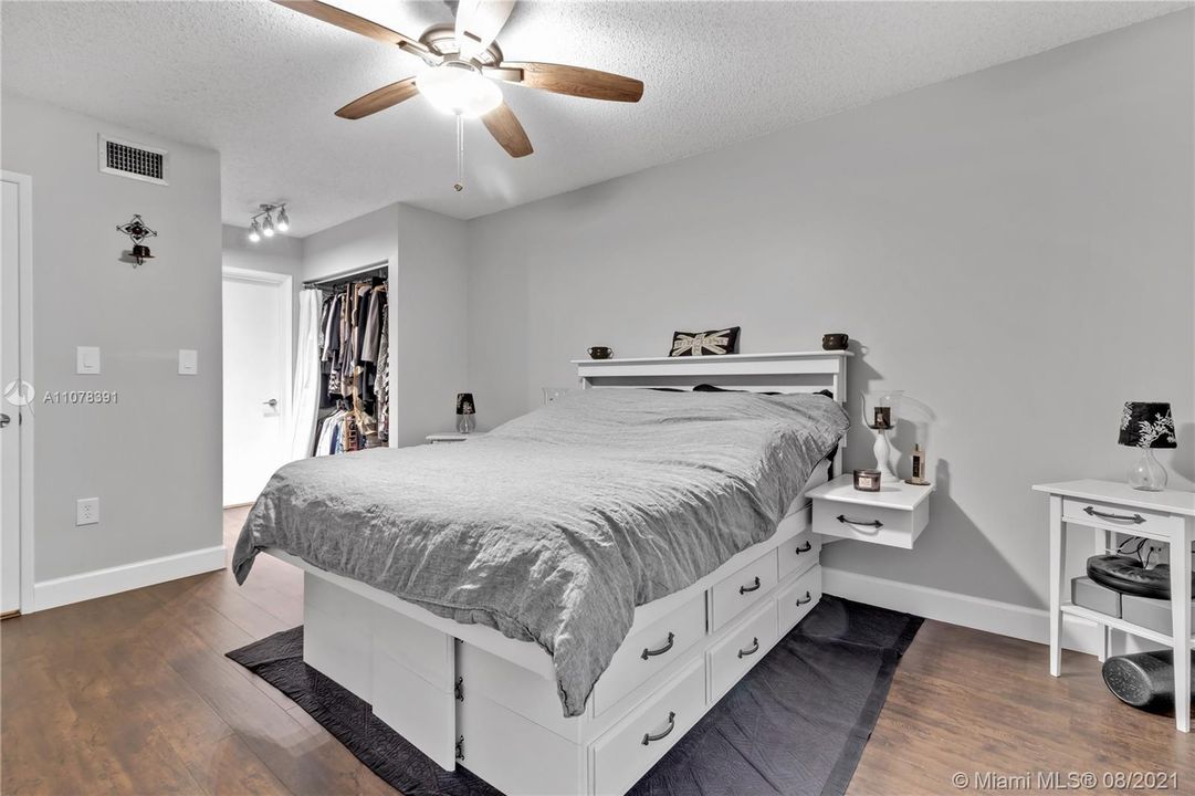 Недавно продано: $240,000 (1 спален, 1 ванн, 899 Квадратных фут)