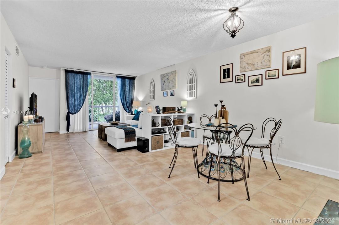 Недавно продано: $240,000 (1 спален, 1 ванн, 899 Квадратных фут)