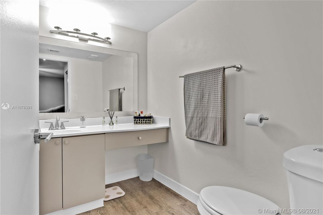 Недавно продано: $240,000 (1 спален, 1 ванн, 899 Квадратных фут)