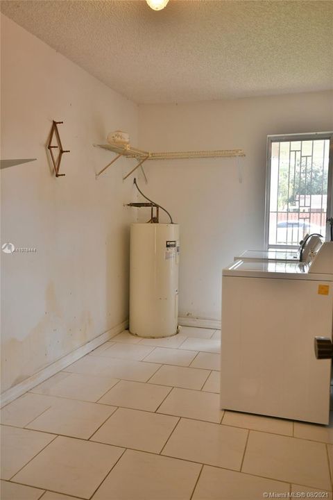 Vendido Recientemente: $550,000 (4 camas, 2 baños, 2133 Pies cuadrados)