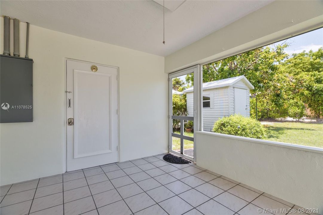 Recently Sold: $525,000 (2 beds, 1 baths, 918 Square Feet)