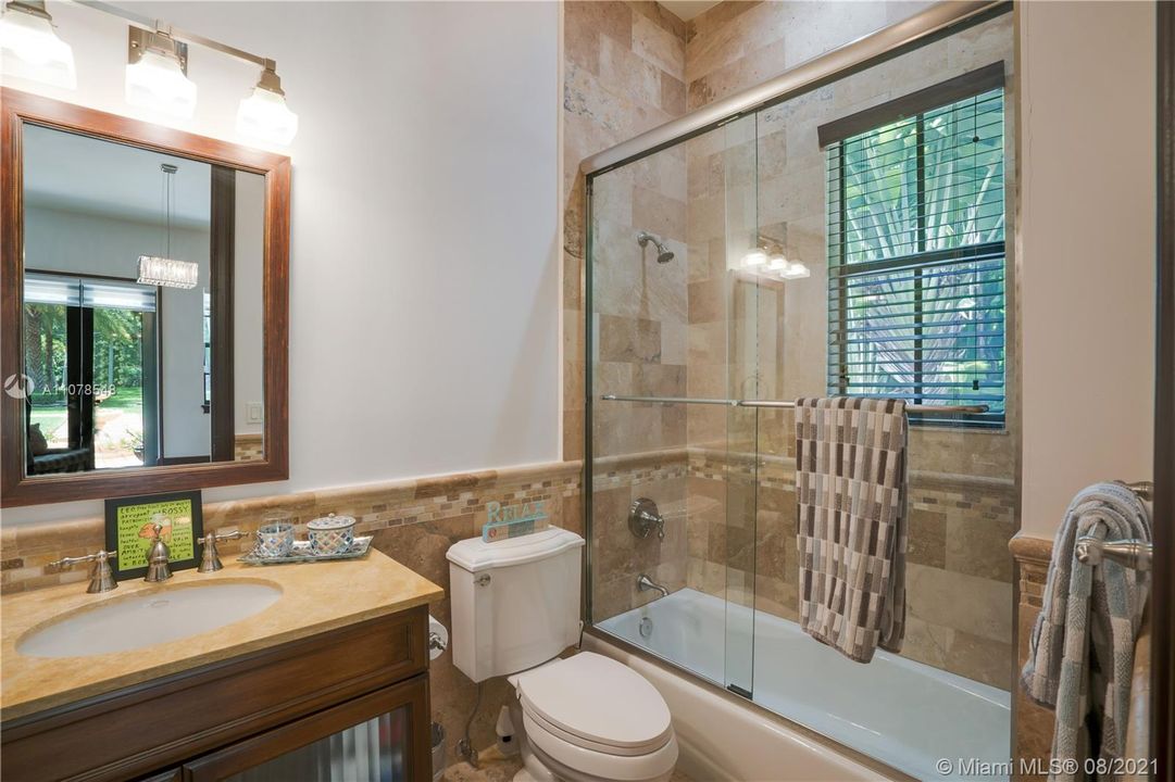Недавно арендовано: $22,750 (6 спален, 5 ванн, 6613 Квадратных фут)