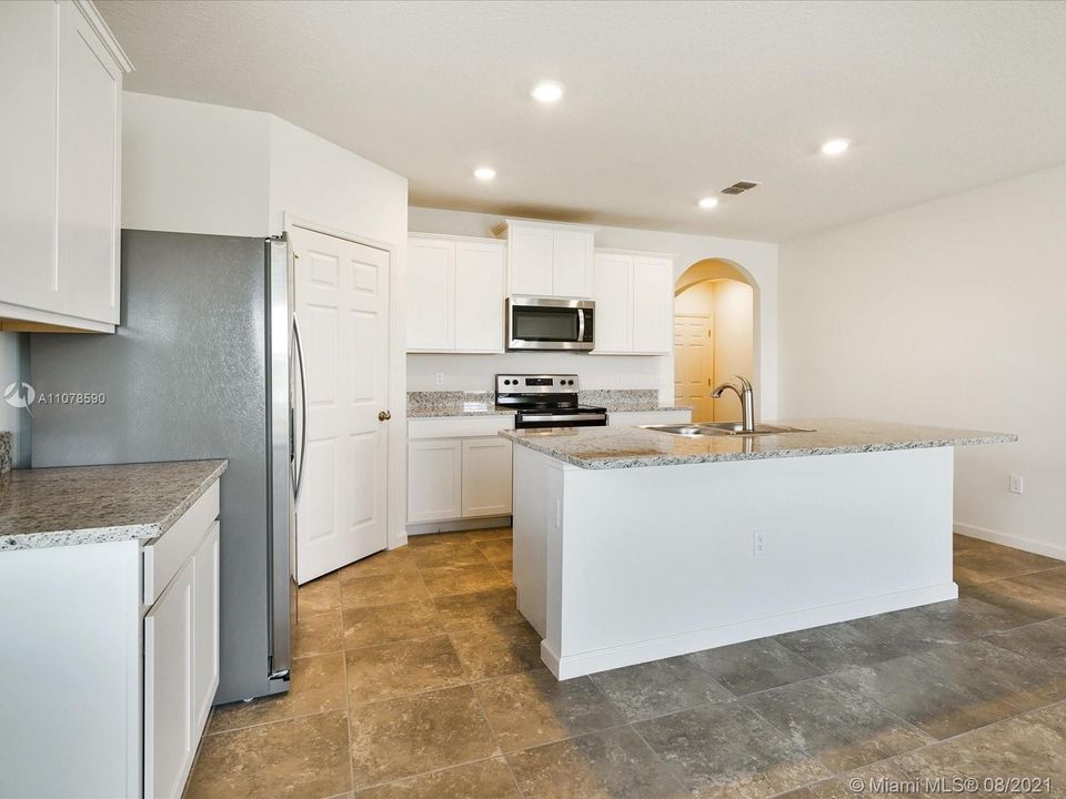 Недавно арендовано: $2,600 (4 спален, 2 ванн, 1828 Квадратных фут)