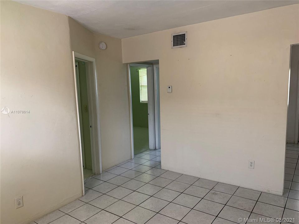 Recently Rented: $1,350 (2 beds, 1 baths, 700 Square Feet)