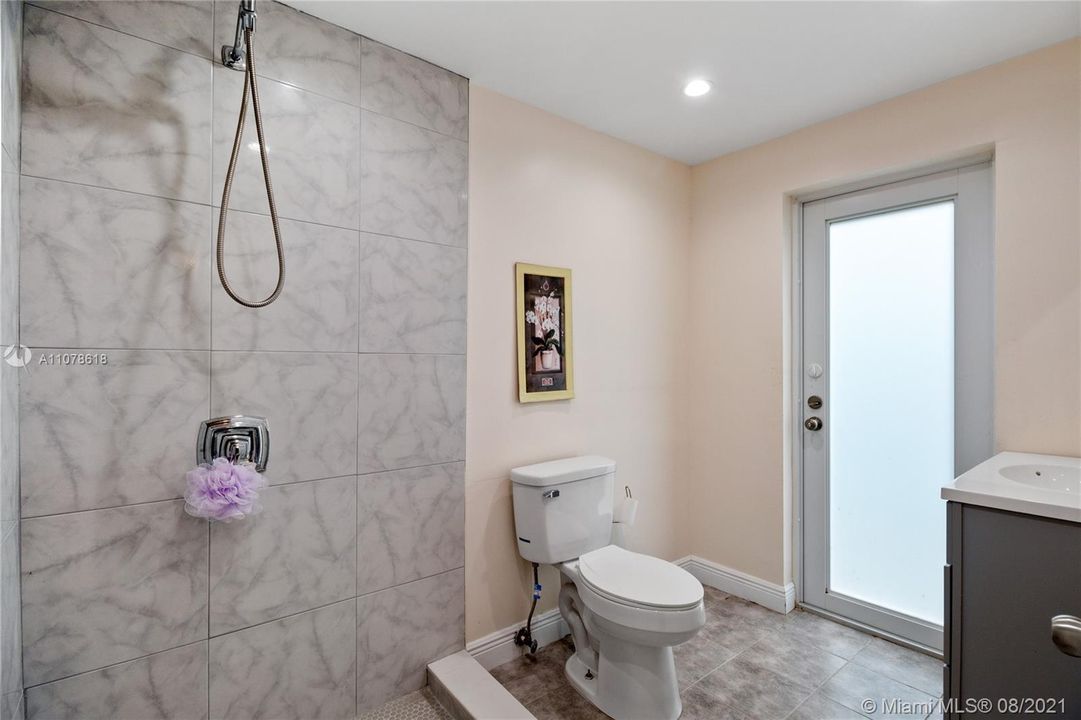最近售出: $785,000 (2 贝兹, 2 浴室, 1374 平方英尺)