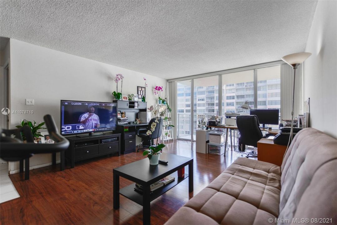 Recently Sold: $227,000 (1 beds, 1 baths, 1005 Square Feet)