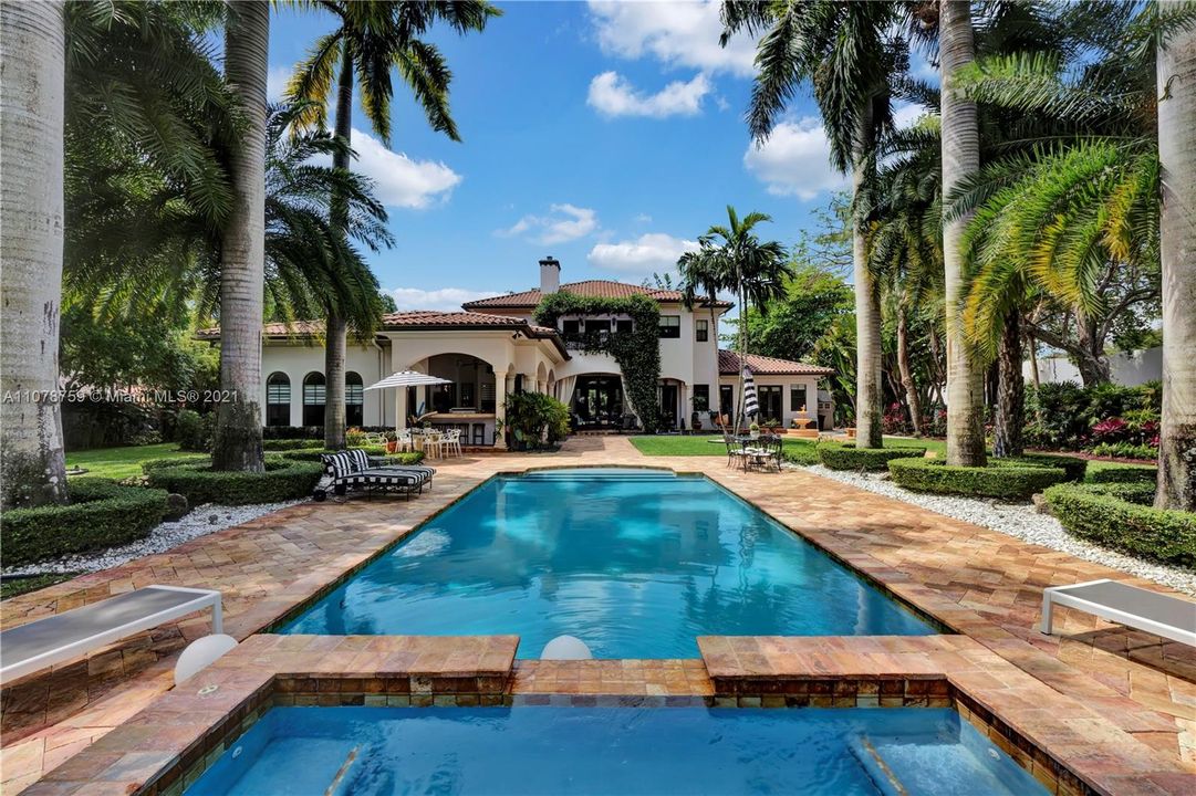 Recently Sold: $3,875,000 (6 beds, 5 baths, 6613 Square Feet)
