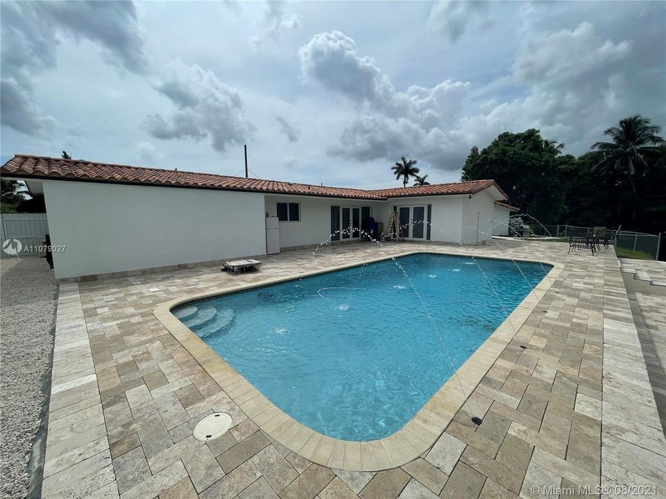 Recently Sold: $850,000 (3 beds, 3 baths, 2010 Square Feet)