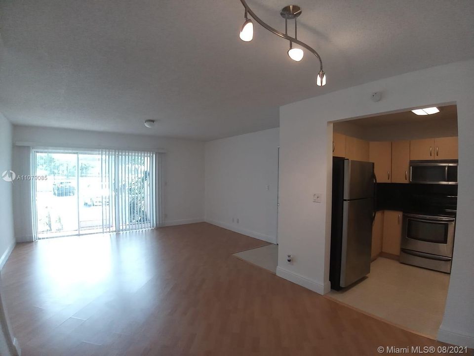 Recently Rented: $1,300 (1 beds, 1 baths, 735 Square Feet)