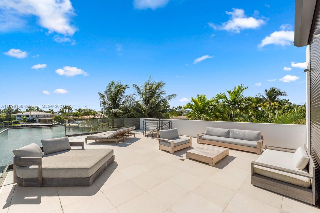 Recently Sold: $10,750,000 (6 beds, 6 baths, 5411 Square Feet)