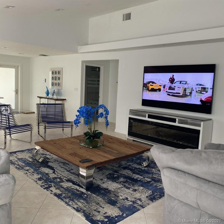 Recently Sold: $1,500,000 (3 beds, 2 baths, 1646 Square Feet)