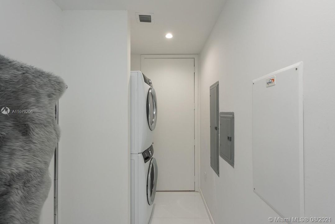 Recently Sold: $2,900,000 (3 beds, 2 baths, 2888 Square Feet)