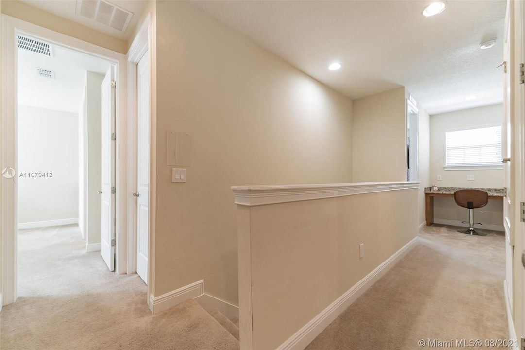 Недавно продано: $499,999 (6 спален, 5 ванн, 2936 Квадратных фут)
