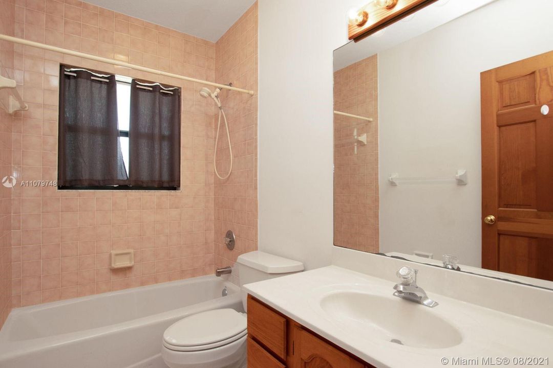 最近售出: $850,000 (3 贝兹, 2 浴室, 1840 平方英尺)
