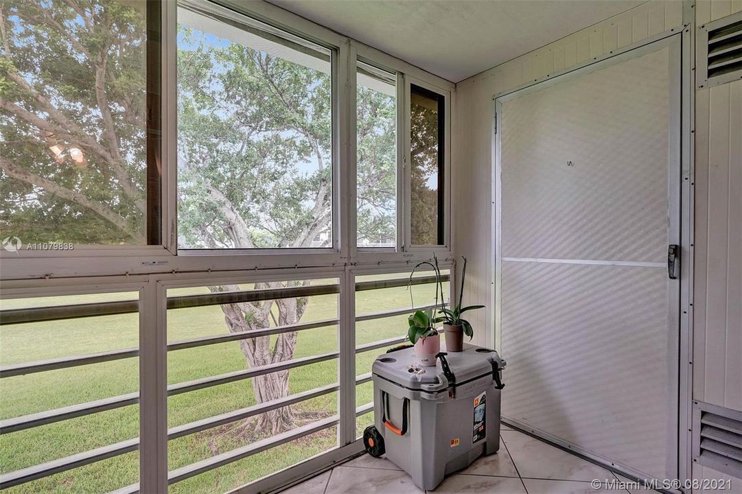 最近售出: $64,000 (1 贝兹, 1 浴室, 700 平方英尺)