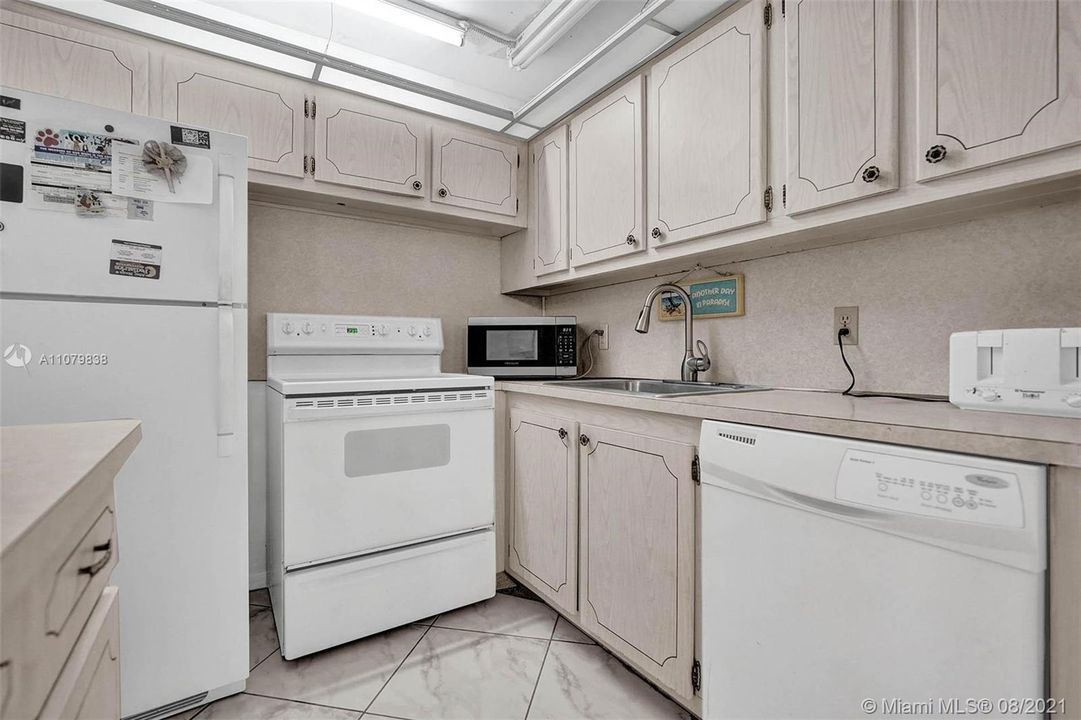 最近售出: $64,000 (1 贝兹, 1 浴室, 700 平方英尺)