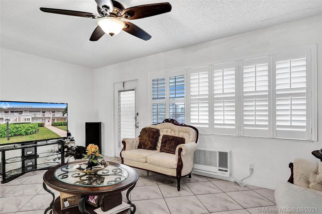 最近售出: $64,000 (1 贝兹, 1 浴室, 700 平方英尺)