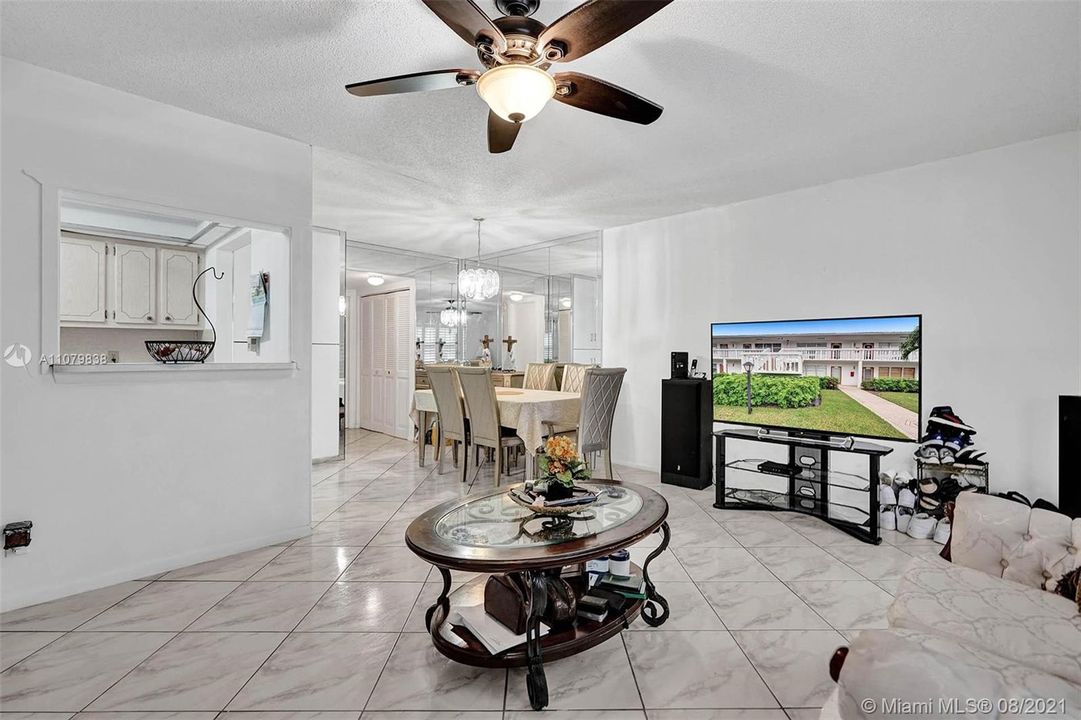 最近售出: $64,000 (1 贝兹, 1 浴室, 700 平方英尺)