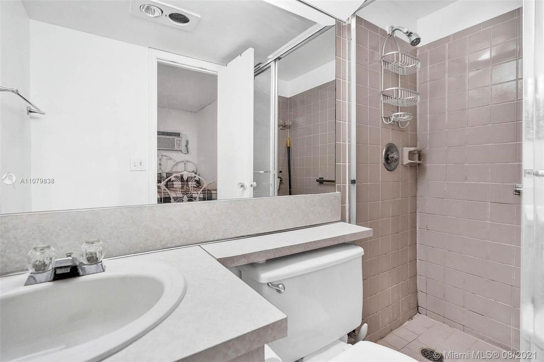 最近售出: $64,000 (1 贝兹, 1 浴室, 700 平方英尺)