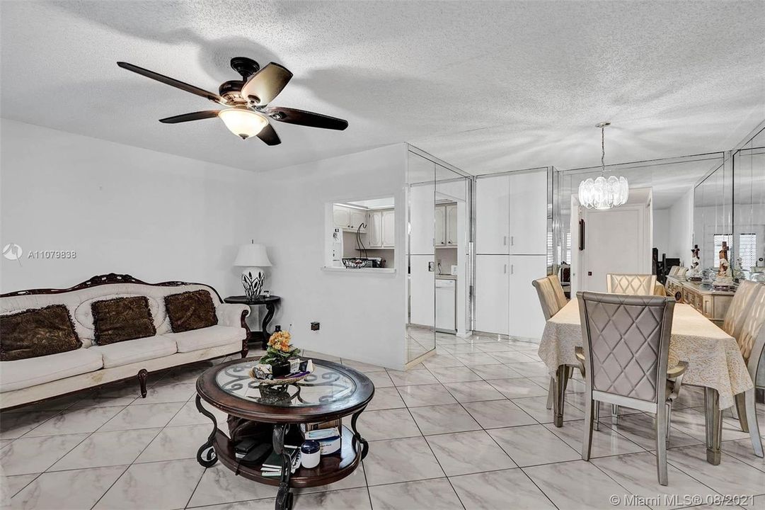 最近售出: $64,000 (1 贝兹, 1 浴室, 700 平方英尺)