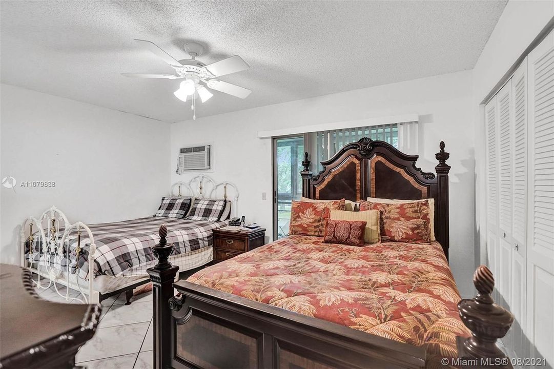 最近售出: $64,000 (1 贝兹, 1 浴室, 700 平方英尺)