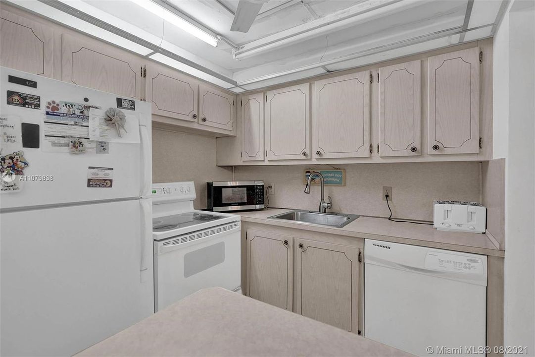 最近售出: $64,000 (1 贝兹, 1 浴室, 700 平方英尺)