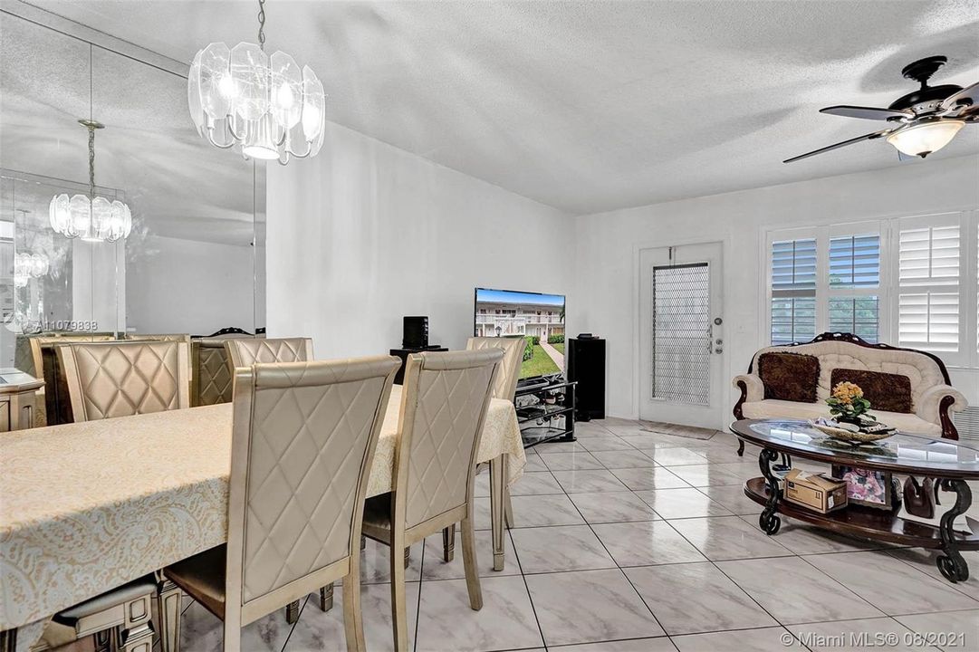 最近售出: $64,000 (1 贝兹, 1 浴室, 700 平方英尺)