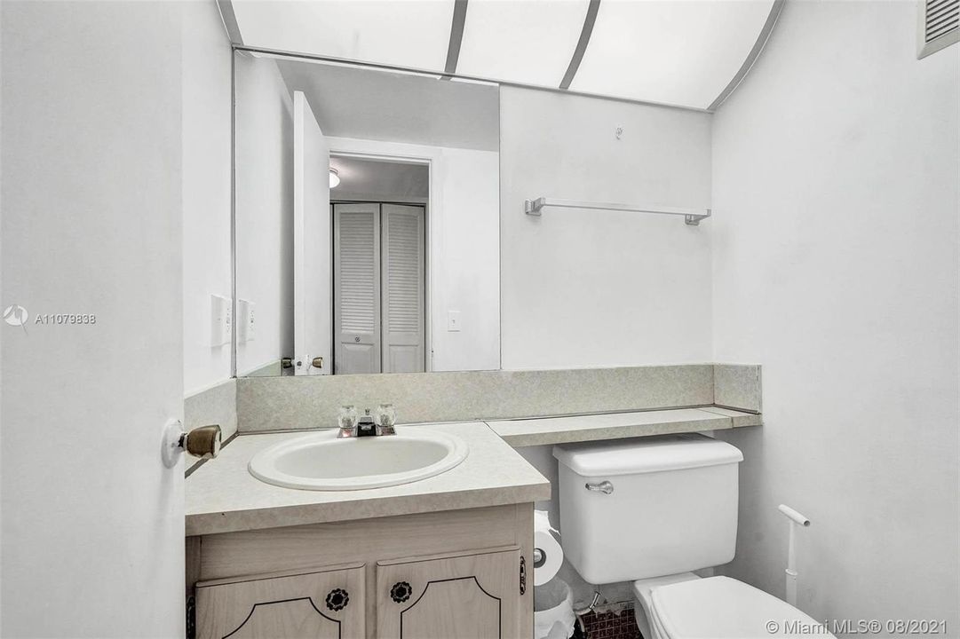 最近售出: $64,000 (1 贝兹, 1 浴室, 700 平方英尺)