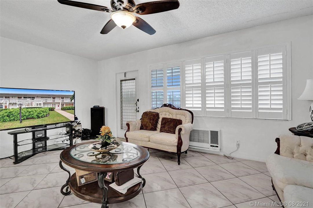 最近售出: $64,000 (1 贝兹, 1 浴室, 700 平方英尺)