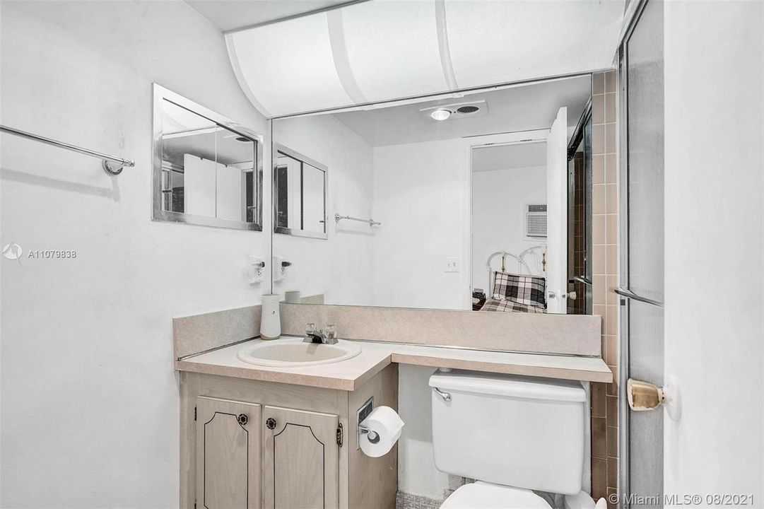 最近售出: $64,000 (1 贝兹, 1 浴室, 700 平方英尺)