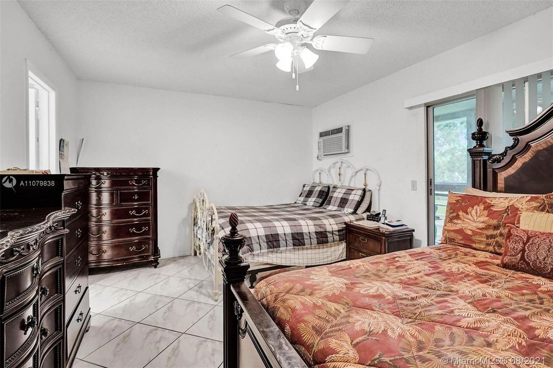 最近售出: $64,000 (1 贝兹, 1 浴室, 700 平方英尺)