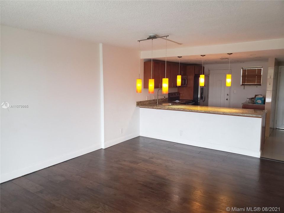 Recently Rented: $1,350 (1 beds, 1 baths, 940 Square Feet)