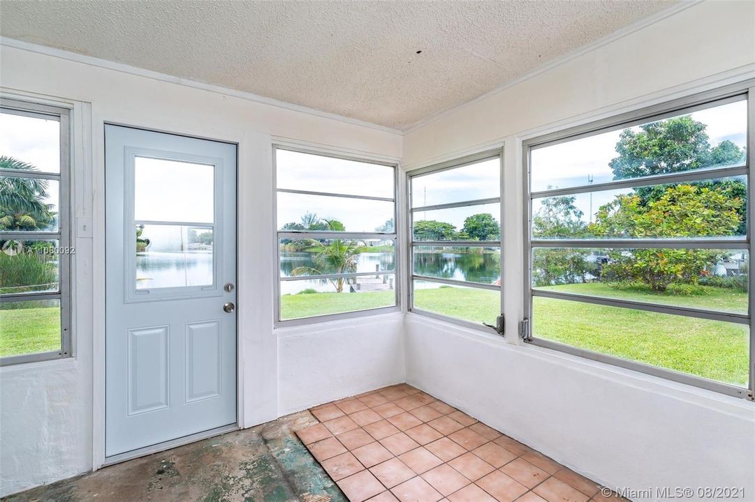 Recently Sold: $344,999 (3 beds, 1 baths, 1194 Square Feet)