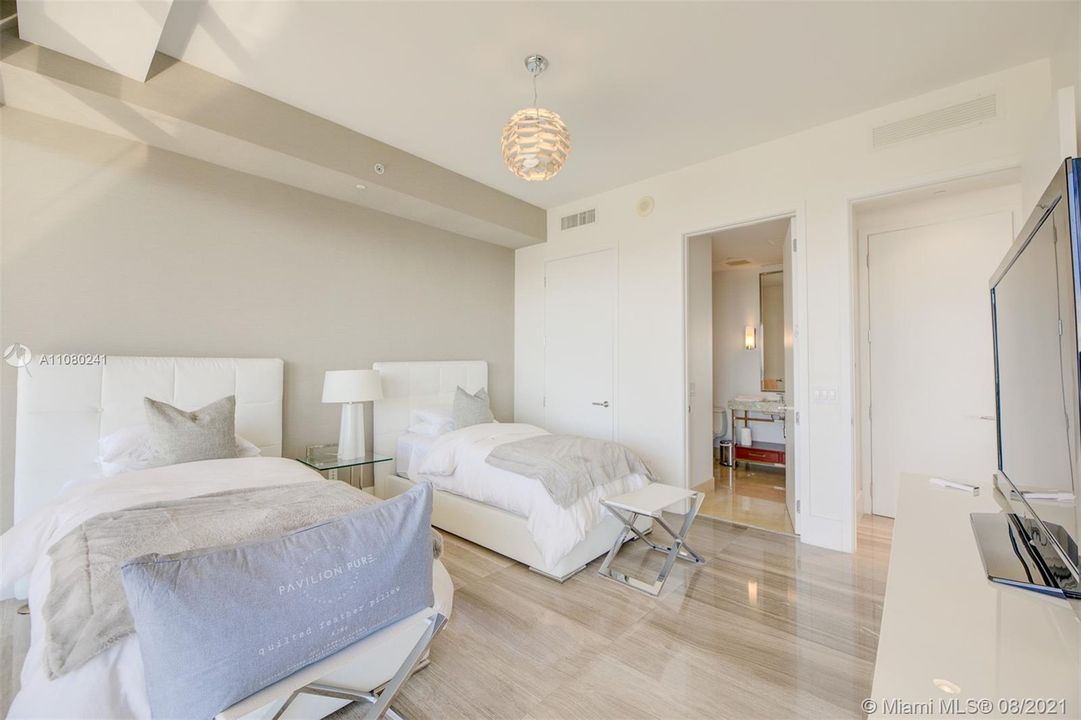 Recently Sold: $3,350,000 (2 beds, 2 baths, 1599 Square Feet)