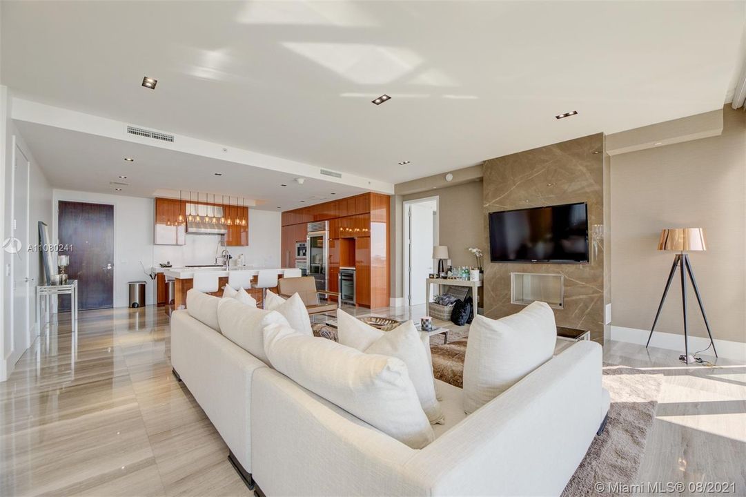 Recently Sold: $3,350,000 (2 beds, 2 baths, 1599 Square Feet)