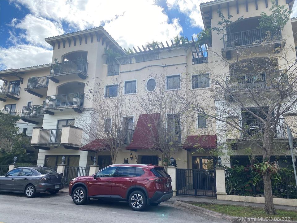 Recently Rented: $2,700 (2 beds, 2 baths, 1339 Square Feet)