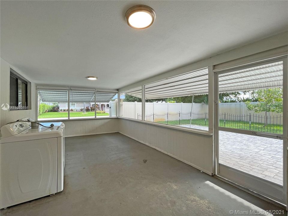 Screened in porch/Laundry