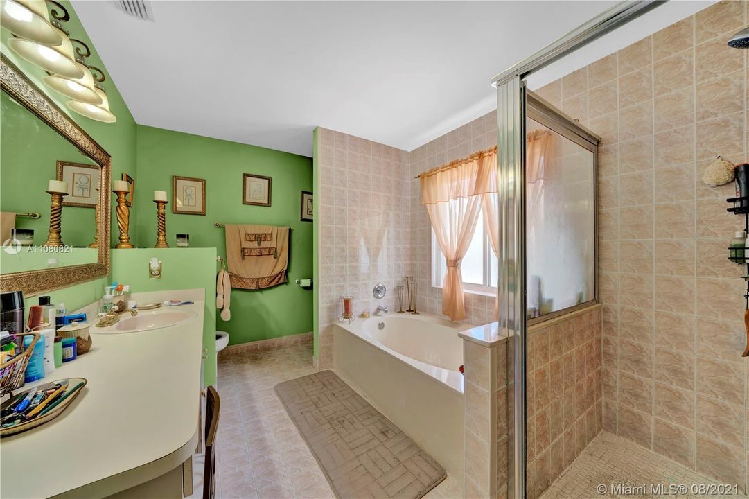 最近售出: $520,000 (4 贝兹, 3 浴室, 2528 平方英尺)