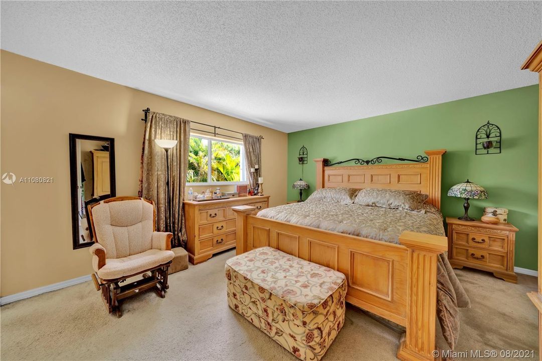Vendido Recientemente: $520,000 (4 camas, 3 baños, 2528 Pies cuadrados)