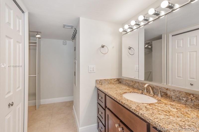 Recently Sold: $899,000 (2 beds, 2 baths, 1178 Square Feet)