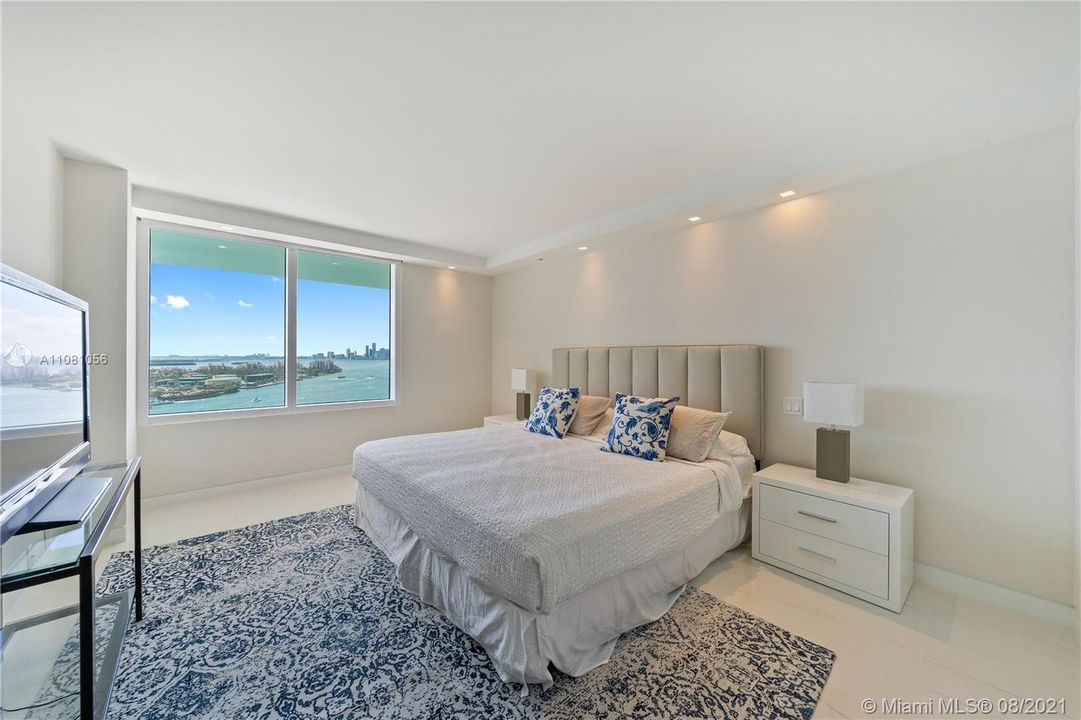 Recently Sold: $1,695,000 (2 beds, 2 baths, 1165 Square Feet)